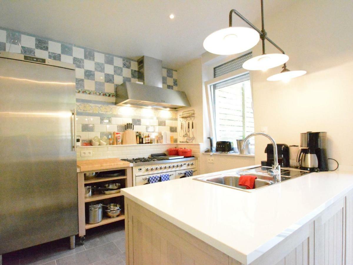 Large Townhouse With Pool Table Villa Bouillon Exteriör bild