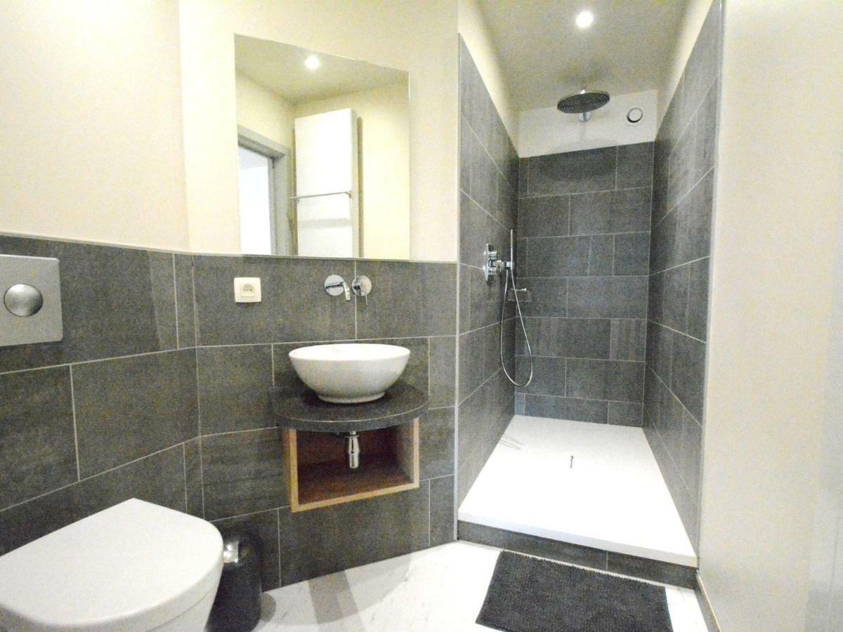 Large Townhouse With Pool Table Villa Bouillon Exteriör bild